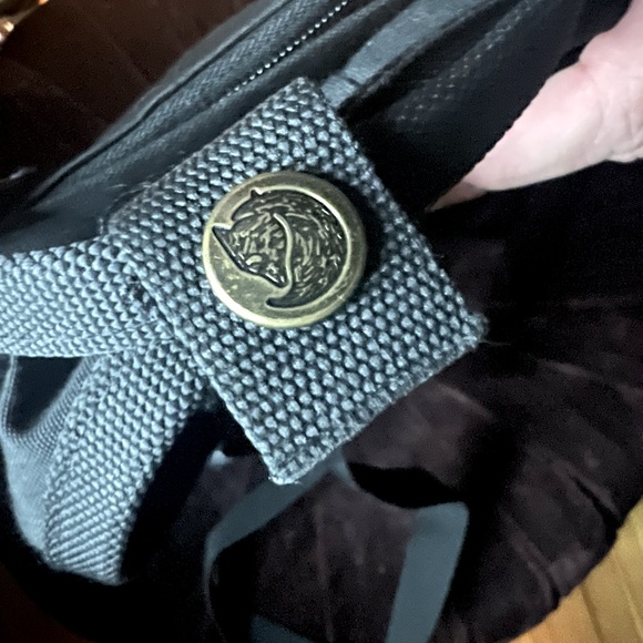 Black on black fjallraven RE-KÅNKEN MINI backpack - Picture 3 of 7
